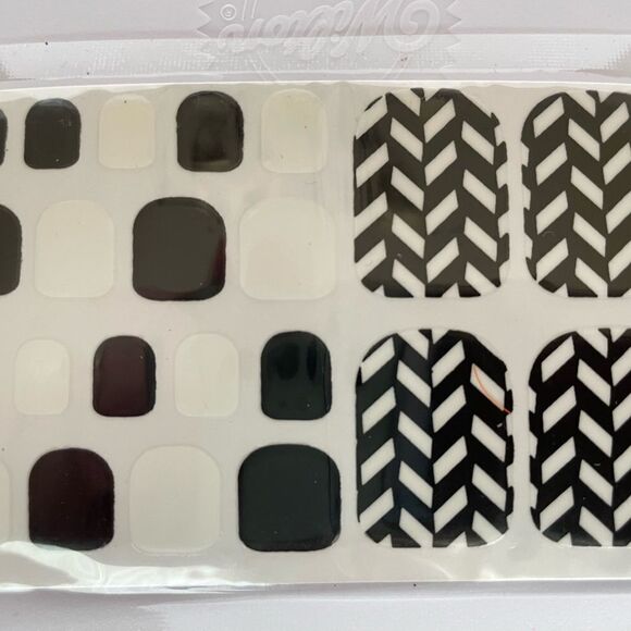 đ
2/$15đ
 BLACK AND WHITE PRESSâONâTOEâNAILS - Picture 1 of 1